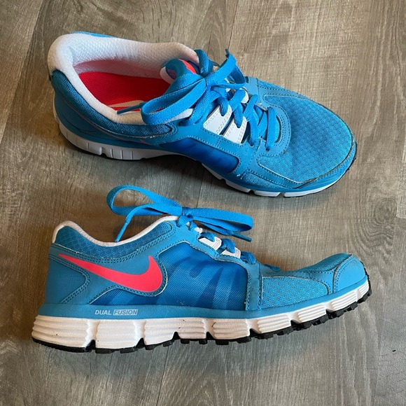 Shoes - Nike dual fusion ST2